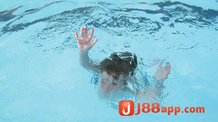 Nằm mơ thấy trẻ con chết đuối đánh số gì trúng lớn? 7 Mơ thấy em bé bị đuối nước ở hồ bơi