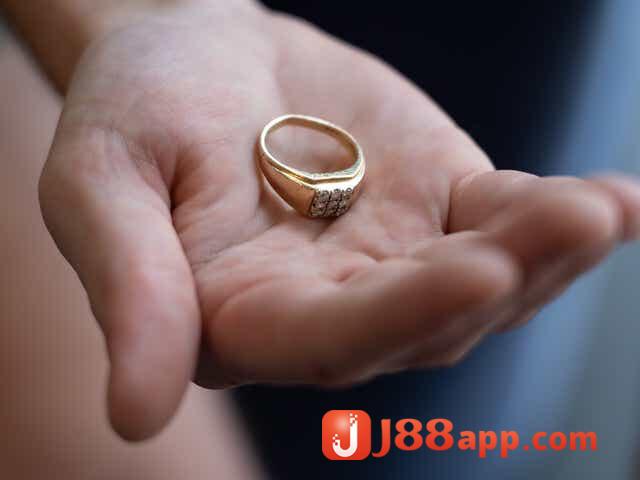 Nằm mơ nhặt được vàng đánh con gì? Giải mã giấc mơ chuẩn 6 Mộng nhặt được nhẫn vàng